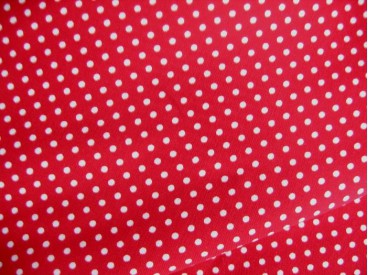 Rode katoen met een witte ministip.  100% katoen.  1.40 mtr.br.