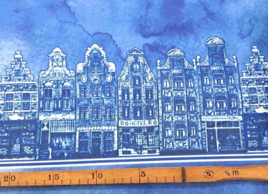 Delfts blauwe stof, blauw gevlekte katoen met aan beide zelfkanten een huisjes rij.  100% katoen  1.50 mtr.br.  123 gr/m²