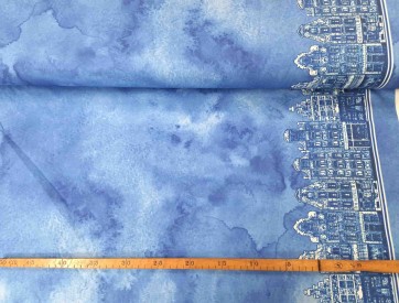 Delfts blauwe stof, blauw gevlekte katoen met aan beide zelfkanten een huisjes rij.  100% katoen  1.50 mtr.br.  123 gr/m²