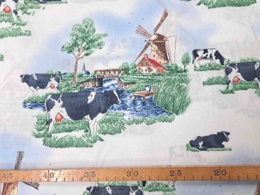 Delfts blauwe stof, met koeien en molens.  100% katoen  1.50 mtr.br.  123 gr/m²