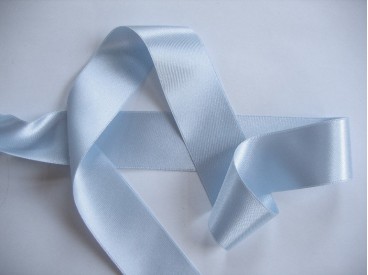 Lichtblauw satijnlint dubbelzijdig van 40 mm. breed.