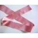 Oud roze satijnlint dubbelzijdig van 40 mm. breed.