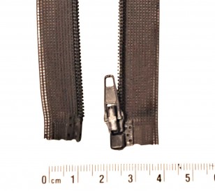 Deelbare japonrits. Donkerbruin. Lengte 30 cm  Bij een dichte rits is de totale breedte van de tanden ongeveer 4 mm. 