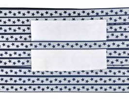 Sierband met blauwe sterretjes en blauwe randen op een witte achtergrond.  Breed:  12 mm