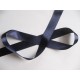 Satijnlint donkerblauw, dubbelzijdig van 25 mm breed.