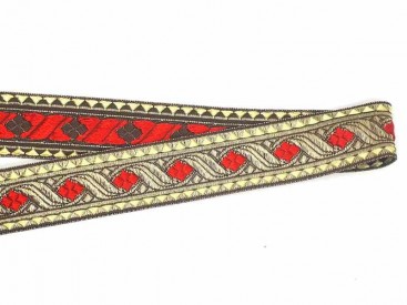 Goudkleurig sinterklaasband met een helderrode  ruit. Uitstekend geschikt voor Sinterklaaspakken en Zwarte Piet kleding. 30 mm. 