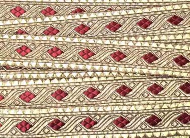 Goudkleurig sinterklaasband met een donkerrrode  ruit    Ongeveer 30 mm breed