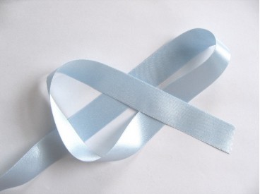 Lichtblauw satijnlint double faced van 25 mm. breed.