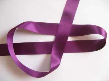 Donkerpaars kleurig satijnlint double faced van 25 mm. breed.