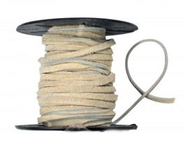 Suede koord.  Lichtzand/geel  Breed: ongeveer 3 mm.