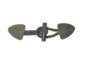 Houtje/touwtje sluiting.  Legergroen.  Ongeveer 15 x 4 cm.  Kunstleer.  Katoen/polyester touw.  Kunststof knoop