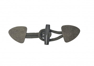 Houtje/touwtje sluiting.  Legergroen.  Ongeveer 15 x 4 cm.  Kunstleer.  Katoen/polyester touw.  Kunststof knoop