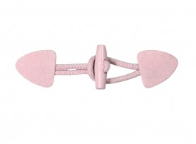 Houtje/touwtje sluiting.  Lichtroze.  Ongeveer 15 x 4 cm.  Kunstleer.  Katoen/polyester touw.  Kunststof knoop