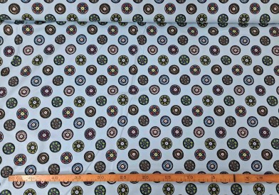 Een lichtblauwe tricot met een vikingschild print. Rekt in de breedte en in de lengte.   95% katoen/5% elastan  1.50 mtr.breed