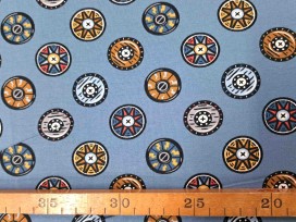 Een jeansblauwe tricot met een vikingschild print. Rekt in de breedte en in de lengte. 95% katoen/5% elastan  1.50 mtr.breed