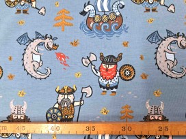 Een jeansblauwe tricot met een viking print. Rekt in de breedte en in de lengte. Huidvriendelijk,  95% katoen/5% elastan  1.50 m