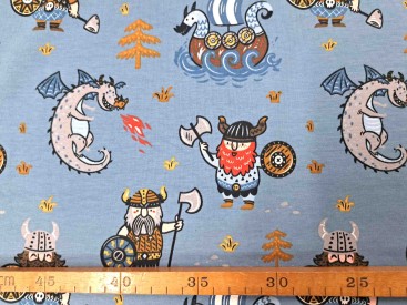 Een jeansblauwe tricot met een viking print. Rekt in de breedte en in de lengte. Huidvriendelijk,  95% katoen/5% elastan  1.50 m