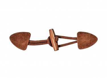 Houtje/touwtje sluiting.  Cognac.  Ongeveer 15 x 4 cm.  Kunstleer.  Katoen/polyester touw.  Kunststof knoop