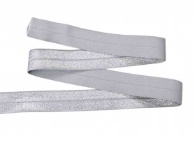 Elastisch vouwtres biaisband.  Zilvergrijs  20 mm breed  Elastisch biaisband wordt gebruikt om rekbare stoffen af te werken.