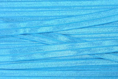 Elastisch vouwtres biaisband.  Aqua iets donkerder. 20 mm breed.  Elastisch biaisband wordt gebruikt om rekbare stoffen af te we