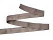 Elastisch vouwtres biaisband.  Taupe.  20 mm breed.  Elastisch biaisband wordt gebruikt om rekbare stoffen af te werken.