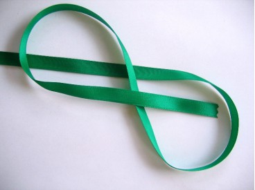 Grasgroen satijnlint dubbelzijdig van 10 mm. breed.