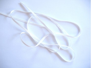 Offwhite satijnlint dubbelzijdig van 3 mm. breed.