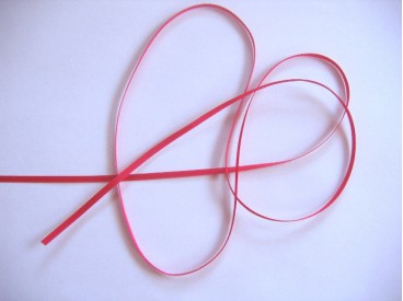 Helder rood satijnlint dubbelzijdig van 3 mm. breed.