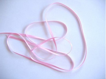 Zachtroze satijnlint dubbelzijdig van 3 mm. breed.