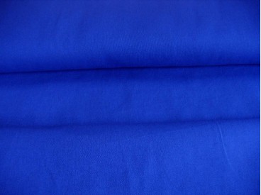Canvas stof kobalt. Een stevige canvas stof om bijvoorbeeld kussens, tafelkleden, jassen of tassen van te maken. 100% katoen.