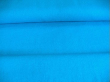 Canvas stof aqua. Een stevige canvas stof om bijvoorbeeld kussens, tafelkleden, jassen of tassen van te maken. 100% katoen.