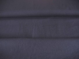 Canvas stof diep donkerblauw. Een stevige canvas stof om o.a. kussens, tafelkleden, jassen of tassen van te maken. 100% katoen.