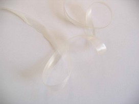Transparant elastiek van de rol. 10 mm. breed.  Prima te gebruiken voor transparante en dunne stoffen en (schouder)bandjes.