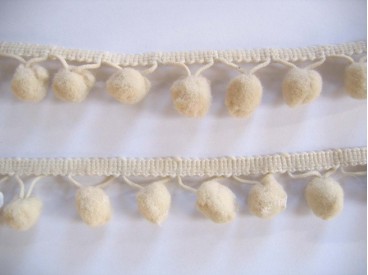 Sierband met pompom bolletjes Creme