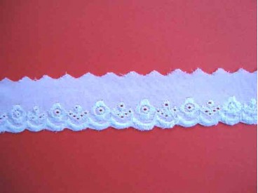 Wit katoen kant met bloem en gaatjesbloem 20mm. 931H