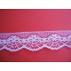 Wit nylon kant met bloem en golven 40mm.