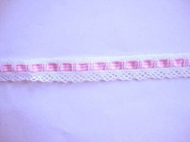 Kant met een doorheen geregen boerenbont lintje Roze