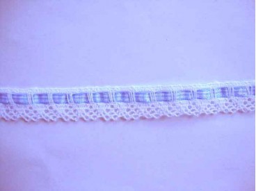 Kant met een doorheen geregen boerenbont lintje Lichtblauw