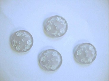 Licht lilakleurige kunstof knoop met roosjes. Doorsnee 20 mm.