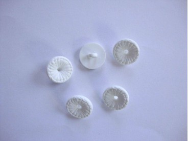 Kunststof bloemknoop wit met open hart. De kleur van het hart is de kleur van het garen waar de knoop mee aanzet. Doorsnee 15 mm