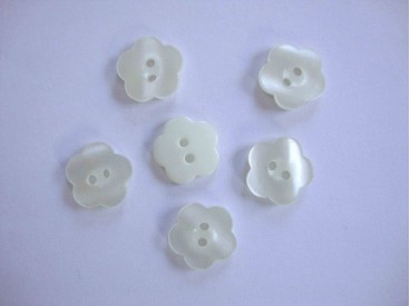 Kunststof knoop met parelmoer look. doorsnee 18 mm.