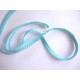Effen aqua/groene biaisband met ruche.  Dubbel 15 mm.