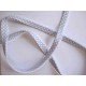 Biaisband Lichtgrijs met witte stip en ruche. Dubbel 15 mm.