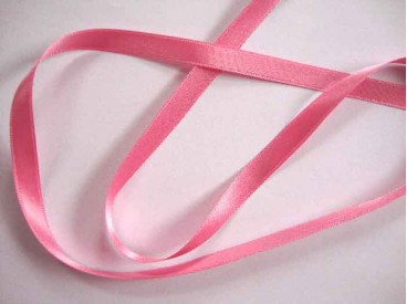 Roze satijnlint dubbelzijdig van 10 mm. breed.
