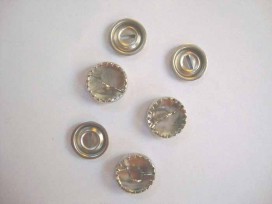Stofknopen metaal met een doorsnee van 15 mm.