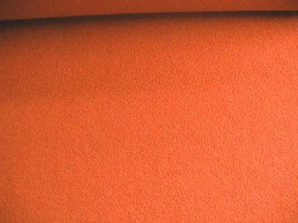 Mooie zware kwaliteit voorgekookte oranje bouclé wolvilt.  Rafelt niet.  100% wol  1.45 mtr.br.  410gr/m2