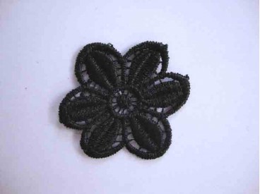 Een opnaaibare zwarte bloemapplicatie met een doorsnee van 50 mm  Prijs per stuk.