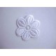 Een opnaaibare witte bloemapplicatie met een doorsnee van 50 mm  Prijs per stuk