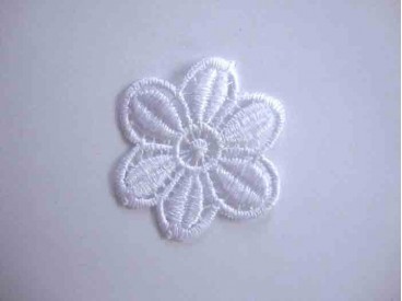 Een opnaaibare witte bloemapplicatie met een doorsnee van 50 mm  Prijs per stuk