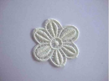 Een opnaaibare cremekleurige bloemapplicatie met een doorsnee van 50 mm  Prijs per stuk.